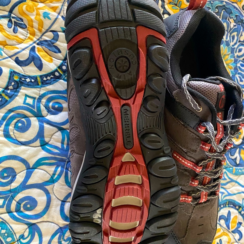 New with tags! Men’s Merrell Hiking Shoes